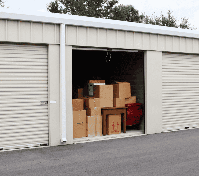 box de self stockage remplis de carton à hossegor